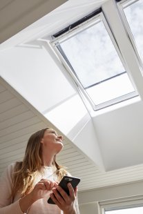 I starší manuálně otvíraná střešní okna VELUX lze proměnit v chytrá