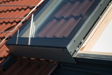 Posuvná okna pro ploché i šikmé střechy - Celopřesahová vlepená skla a čisté provedení plechování. Solara PERSPEKTIV se posouvá nad fixně zasklenou část, nebo nad rovinu krytiny