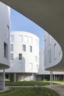 Přímočará elegance plasticky tvarovaných budov s odvětrávanou fasádou v Paříži - foto: Manuel Panaget