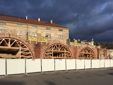 Negrelliho viadukt je druhý nejstarší dosud stojící most v Praze - Z průběhu rekonstrukce Negrelliho viaduktu 13. března 2018