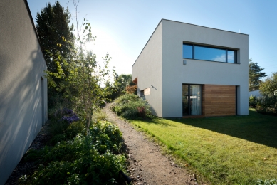 Dům, který se na dotek otvírá majitelům i přírodě - Okna i balkonové dveře (včetně pásu oken v ložnici rodičů) jsou vyrobeny z hliníkových profilů Schüco AWS 75 BS.HI+ s vysoce tepelně izolačním trojsklem.