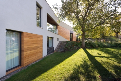 Dům, který se na dotek otvírá majitelům i přírodě - Okna i balkonové dveře (včetně pásu oken v ložnici rodičů) jsou vyrobeny z hliníkových profilů Schüco AWS 75 BS.HI+ s vysoce tepelně izolačním trojsklem.