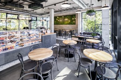 Café Re:public = jiný úhel pohledu na Petřín - Interiér byl pojat v industriálním stylu, zapojeni byli tuzemští řemeslníci a designéři: V interiéru proto najdete ikonické židle 14 od firmy TON, volně foukaná svítidla Bomma Tim od Olgoj Chorchoj nebo unikátní bar z perforovaného betonu od rodinné firmy CRÉER, který je možné prosvítit pomocí světelných panelů.  - foto: Lukáš Legierski