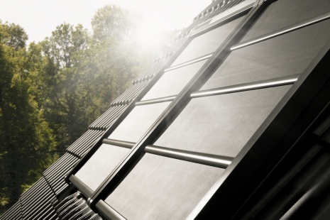 New VELUX product: Lightweight solar-powered outdoor roller blind SSS