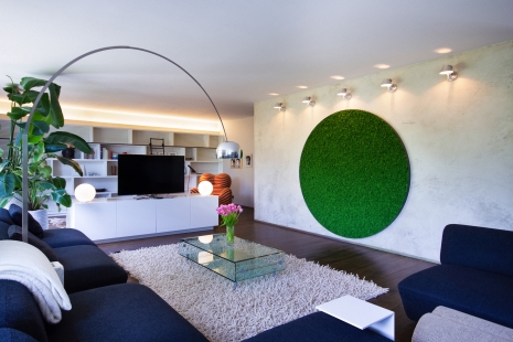 Moss walls and paintings will give your interior a harmonious piece of nature