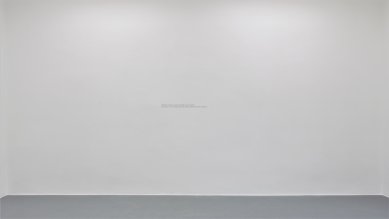 V zrcadlech zrcadla - Galerie, čtvrtý výstavní prostor, na stěně je nápis: Prázdno je stav, který umožňuje, aby se mohlo stát vše ostatní - foto: Jan Mahr