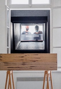 V zrcadlech zrcadla - Dva pozorovatelé stojící na náměstí v rouškách se zrcadlí v prvním podlaží galerie - foto: Benedikt Markel