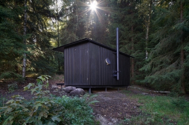 Nature within reach - Facade made of larch wood, entrance to the technical room from the side of the cottage - foto: Jan Kuděj