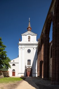 Svatoprokopské poutní místo na Sázavě se otevírá veřejnosti - Chrám sv. Prokopa a zpřístupněné gotické oblouky - foto: Tomáš Slavík