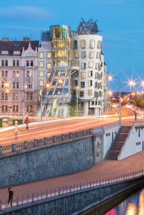 Frank Gehry: Očima Čechů - pozvánka na výstavu - Frank Gehry: Dancing House Fred and Ginger, Prague, Czech Republic - foto: Daniel Alka