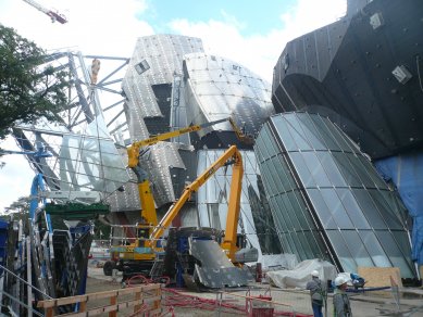 Frank Gehry: Očima Čechů - pozvánka na výstavu - Montáž fasádních konstrukcí na stavbě - foto: Archiv Sipral