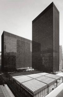 Stanovisko k chystané demolici budovy Chemapolu-Investy v Praze-Vršovicích  - Ludwig Mies van der Rohe, Federal Center, Chicago, 1959–1974