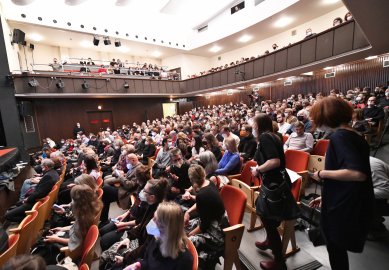 K Hollově ostravské návštěvě - Zaplněný sál ostravského kulturního domu - foto: Martin Straka