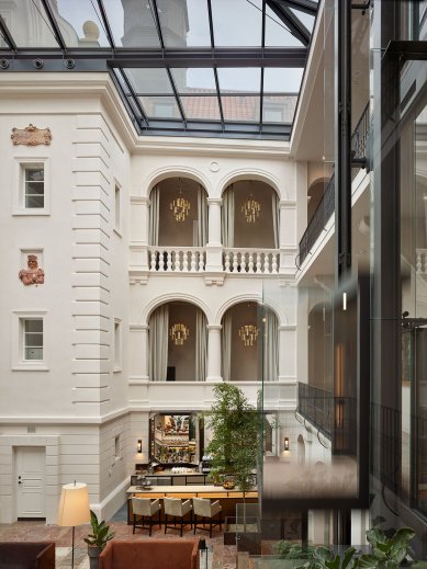 Hotel steeped in history combined with modern elements - Hotel Clara Futura - interior - covered courtyard - foto: Filip Šlapal pro M&T