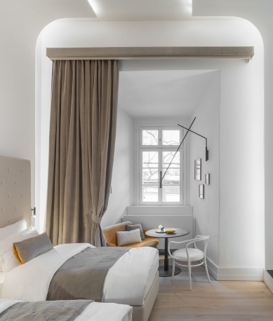 Hotel steeped in history combined with modern elements - Hotel Clara Futura - interior - room - foto: Jakub Zdechovan pro M&T