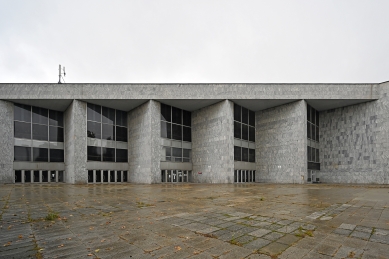 Súčasná architektúra v Bratislave - Dom odborov Istropolis, Ferdinand Konček, Iľja Skoček, Ľubomír Titl, 1956-81 - foto: Petr Šmídek, 2021