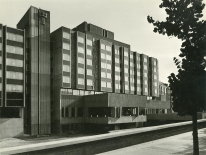 The book ARCHITECTURE 58–89 will be complemented by a March exhibition at CAMP - Karel Filsak - Karel Bubeníček - Jaroslav Švec - Jiří Gebert, Intercontinental Hotel in Prague, 1967-1974 - foto: reprodukce z: Josef Pechar, Československá architektura 1945–1977