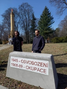 Model kamene u památníku osvobození v Olomouci připomíná roky 1945 i 1968