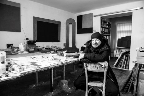 INTRO, dům plný soli a útulna v barvě kachních vajec. Březnové vydání se znovu vrací k tématu plast - Michal Škoda - foto: Michael Tomeš