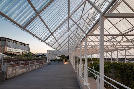INTRO, dům plný soli a útulna v barvě kachních vajec. Březnové vydání se znovu vrací k tématu plast - Střecha přes tři dvory - foto: Onnis Luque