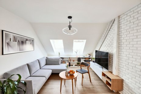 <blockquote>Modest sized apartment for maximum use</blockquote> - <translation>Attic Apartment Nusle - Living Room</translation> - foto: Daniel Čáha pro M&T