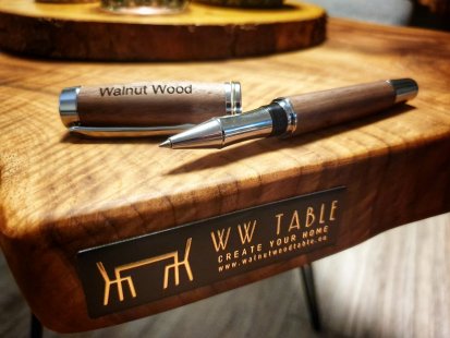 Značení pro nábytek a interiérové doplňky - 3D hliníkové štítky pro výrobky firmy Walnut Wood Table ukazují, že v jednoduchosti je krása. - Celoplošná černá struktura štítku spolu s vystupující zlatě lesklou ražbou podtrhují jedinečnost dřeva, ze kterého jsou stoly vyrobeny.