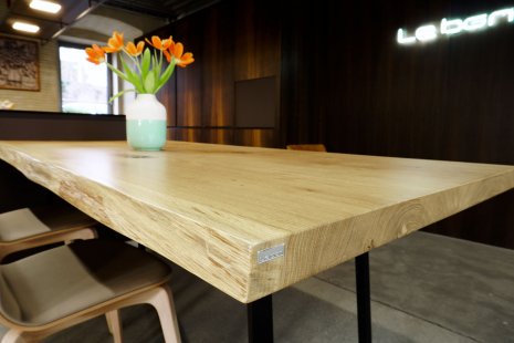 Marking for Furniture and Interior Accessories - The company Le Bon has opted for a discreet 3D aluminum label with embossing for marking its furniture, complemented by a clear structural lacquer.