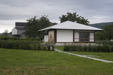 V kampusu Vitra vyrostl deštníkový dům - Umbrella House, Vitra Campus, červen 2022 - foto: Julien Lanoo