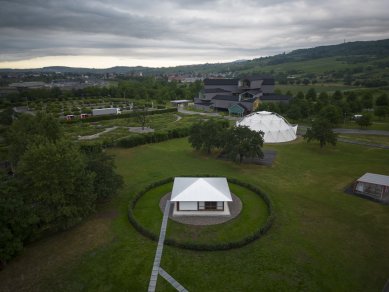 V kampusu Vitra vyrostl deštníkový dům - Umbrella House, Vitra Campus, červen 2022 - foto: Julien Lanoo