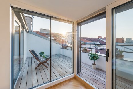 Praha Penthouse with Scandinavian Atmosphere - <div>Byt Havanská – view of the terrace, HS portal with MINIMAL handle</div> - foto: Jiří Beran pro M&T