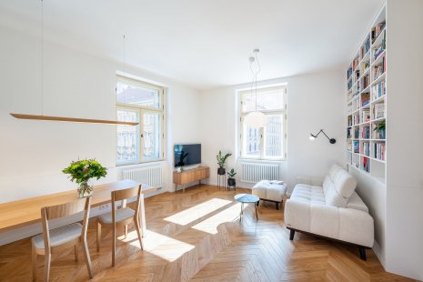 The bet on simple colors paid off in the Letná apartment. - byt Veverkova - central room, living room - foto: Jiří Beran pro M&T