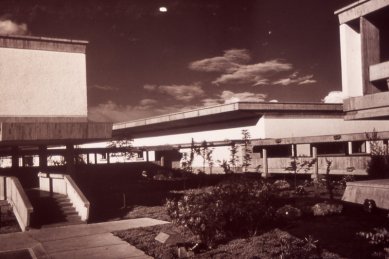 Moderní architektura v Kolumbii - Laboratorios Abbottm, G. Samper, 1961