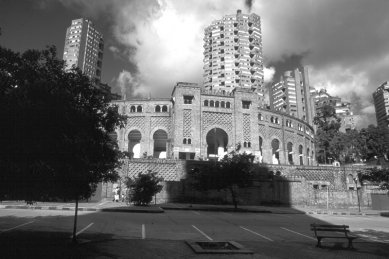 Moderní architektura v Kolumbii - Torres del Parque, Bogota, Rogelio Salmona, 1968 - foto: E. Samper