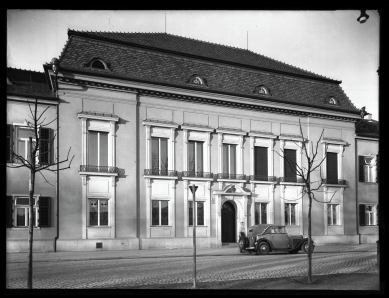 Vila Engelsmann v Brně - Vila Engelsmann, uliční průčelí s vozidlem Tatra 75, pravděpodobně březen 1939. Zdroj Technické muzeum v Brně