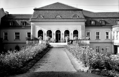 Vila Engelsmann v Brně - Vila Engelsmann, pohled ze zahrady, pravděpodobně léto 1939. Zdroj Technické muzeum v Brně