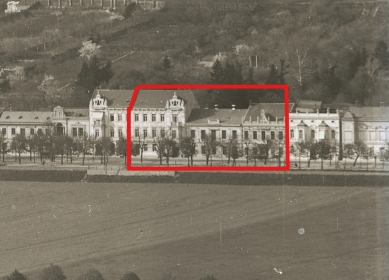 Vila Engelsmann v Brně - Výřez z panoramatické fotografie Hlinek z roku 1911 s vyznačením původních objektů Hlinky 108, 110 a 112. Zdroj Muzeum města Brna