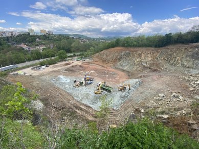 V bývalém kamenolomu v Brně-Komíně vzniká bytový dům, bude mít zelené střechy