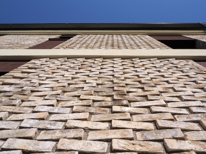 Rustic stamped bricks – a return to tradition - Brick façade with a 3D effect made of specially cut facing bricks WDF.Brons Rustiek NL 2