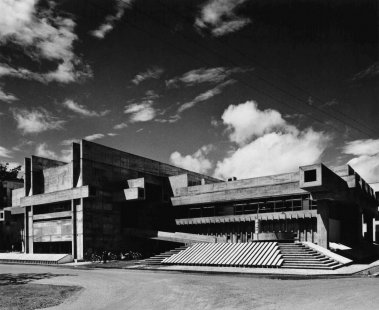 K úmrtí Araty Isozakiho - Arata Isozaki: Knihovna v prefektuře Oita, 1966 - foto: Yasuhiro Ishimoto