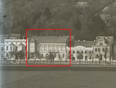 Vila Felixe a Auguste Löw-Beer - Výřez z panoramatické fotografie Hlinek z roku 1911 s vyznačením původní podoby objektu Hlinky 104. Zdroj Muzeum města Brna