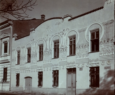 Vila Felixe a Auguste Löw-Beer - Fotografie domu Hlinky 102, vedle nějž vlevo je částečně zachycena i původní fasáda domu Hlinky 104. Zdroj Archiv Vladimíra Filipa