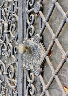 Vila Augusta Löw-Beera - Detail ozdobné mříže hlavního vchodu, současný stav.  - foto: Michal Doležel