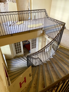 Vila Augusta Löw-Beera - Hlavní schodiště vily, současný stav.  - foto: Michal Doležel