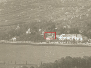 Vila Augusta Löw-Beera - Výřez z panoramatické fotografie Hlinek z roku 1911 s vyznačením původní podoby objektu Hlinky 134. Zdroj Muzeum města Brna