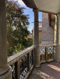 Vila Augusta Löw-Beera - Balkon ložnice majitelů vily, současný stav.  - foto: Michal Doležel