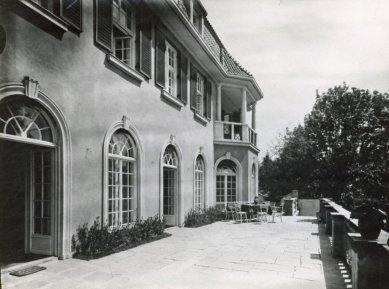 Vila Augusta Löw-Beera - Terasa v prvním patře se vstupem do hlavní obytné haly. Nedatováno, asi 20. léta 20. století. - foto: Zdroj Soukromý archiv potomků rodiny