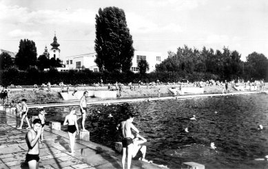 České Budějovice budou mít nový sportovní a volnočasový areál u řeky s pláží - Historický snímek