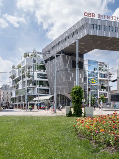 Žádná „modrá krabice” - V kancelářské a obchodní čtvrti poblíž nádraží Wien Westbahnhof okamžitě upoutá pozornost prodejna společnosti IKEA s plochou téměř 30 000 m2, a to díky svému obvodovému plášti s rámovou konstrukcí.