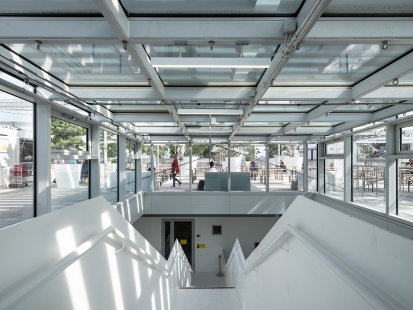 No "blue box" - Access to the rooftop terrace is located at the top of the atrium. For the roofing glass, the architects opted for a snap-on structure made of Schüco AOC 50 ST steel.