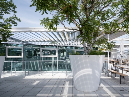 No "blue box" - The roof exit above the atrium is glazed. In this case, a post-and-beam system Schüco FWS 50.SI was also used.